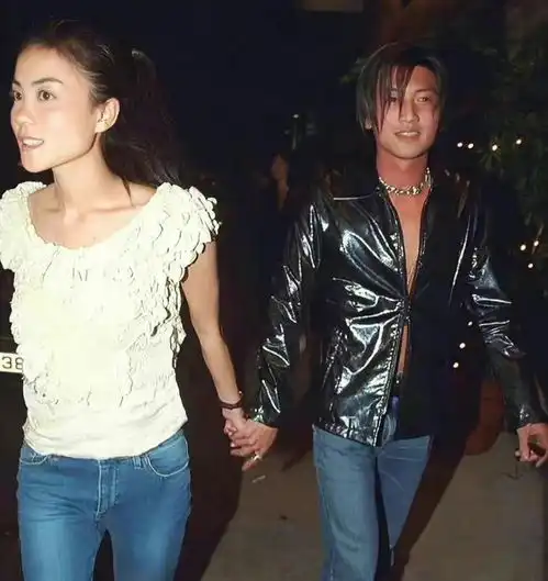  王菲谢霆锋机场牵手同行,穿情侣休闲装酷帅有型,懒理媒体拍摄