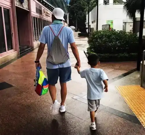  50岁的陈小春带娃萌翻众人,从古惑仔到严父和满分老公,爱让男人成长