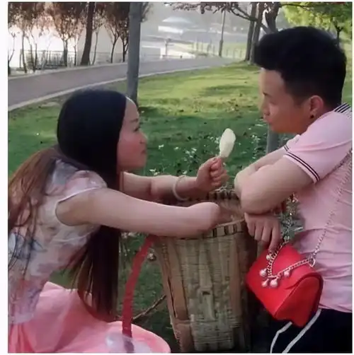  成都连体夫妻离婚后仍同框捞金,残障人士的遮羞布昭然若揭