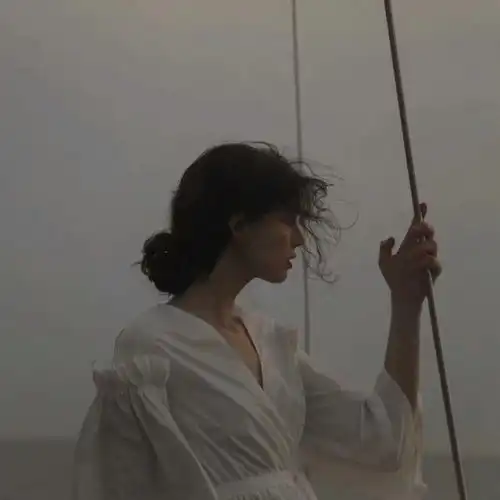  欧美风女头像高冷,一个人在海边是孤独的