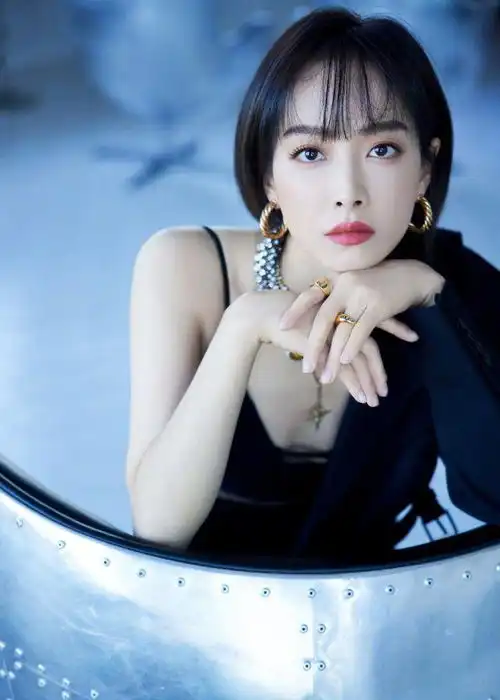  宋茜这身露胃装真惊艳,西装挑短款,内搭还满是镂空,真敢穿