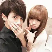  qq情侣头像手牵手的深爱之人藏心不挂嘴