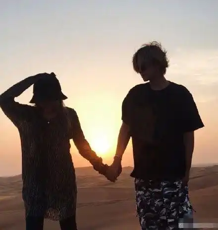  赵丽颖冯绍峰分别晒照,一个细节甜到网友暗戳戳撒糖啊