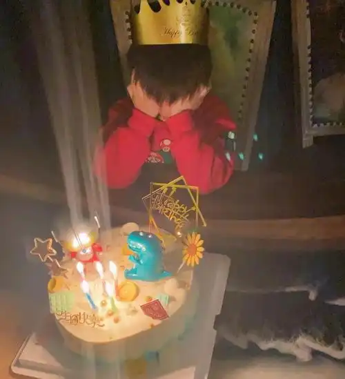  陈妍希一家三口久违同框为儿子庆生,和老公陈晓暗戳戳撒狗粮超甜