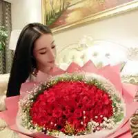  女生抱着玫瑰花的图片