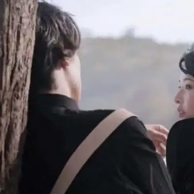  情侣头像真人一人一半配对不露脸再相逢希望我们都在更高处