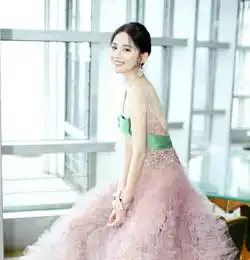  娜扎着大尺度露背装现身活动无ps无滤镜下颜值身材仍吸睛十足