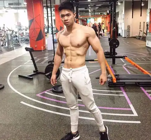  50岁阿姨颜值完爆少女,肤白貌美,身材火辣跟儿子合影像情侣