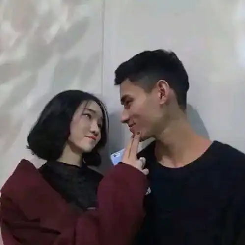  情侣头像等一个人还是等一个故事