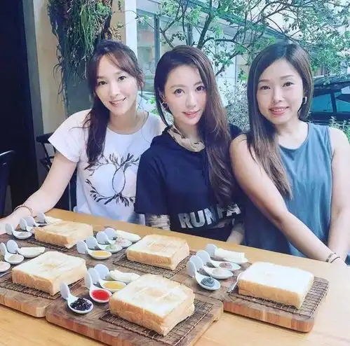 吴佩慈低调现身贵妇团合影,连生四胎发际线后移显疲态