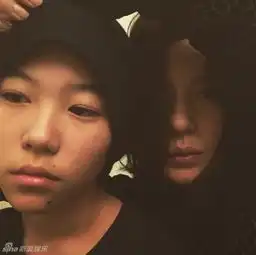 窦靖童与赵薇合照亮纹身忘年闺蜜文艺范