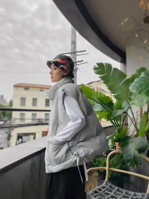  孙俪变邓超小迷妹,穿印老公头像t恤甜喊超级超,暗戳戳秀足恩爱