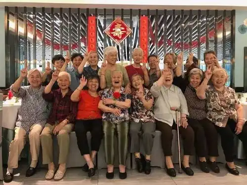 一群小姐妹给闺蜜开百岁生日趴,现场甜炸了