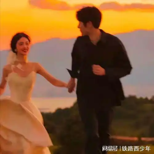  她正在出一个环环相扣的轨