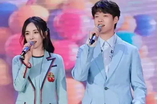  杨幂魏大勋又被拍戴情侣帽前后现身同家餐馆,人均98元很平价