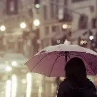  求一组女生头像就是一女孩站在雨里的那种