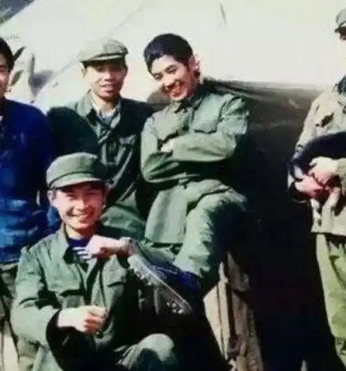 长得帅也有错士兵因长相英俊,被两位越南女兵掳入深山生活13年
