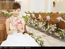  教堂内手握鲜花的新娘图片