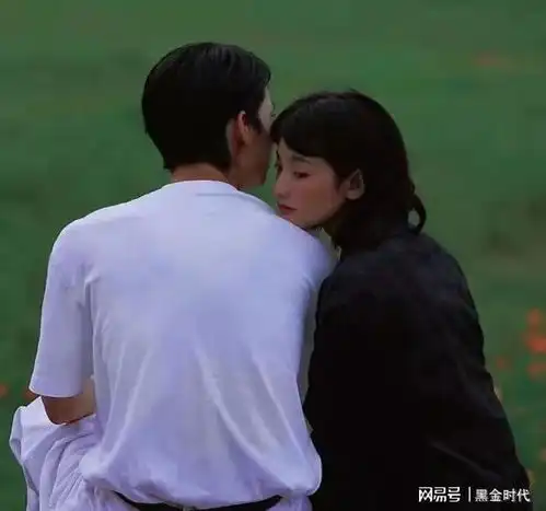  我在丈夫的外套上发现2滴粉色液体,他说,她在床上不脱衣服