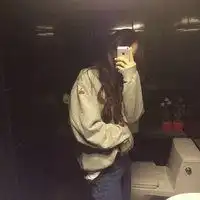  照着镜子自拍的女生高冷头像微信头像图片大全