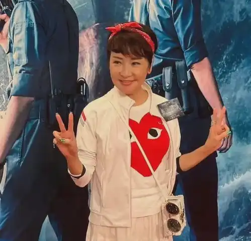  香港这一夜,欧阳震华帅气,张学友变年轻,都不及谢霆锋妈妈惊艳