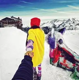  情人节密照情侣牵手环游世界另类甜蜜照