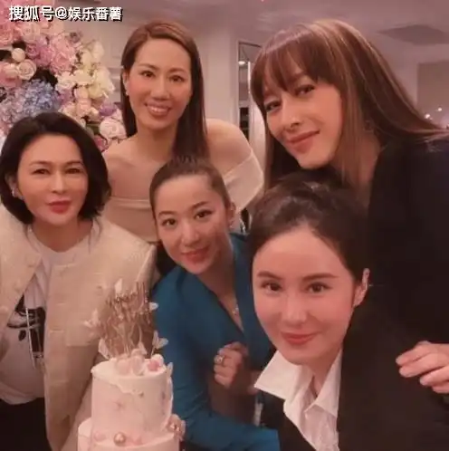 59岁国民女神关之琳近照曝光,虽妆容精致贵气十足,还是躲不过岁月的痕迹