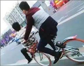 小情侣共享单车上不雅行为被曝光火了彻底火了