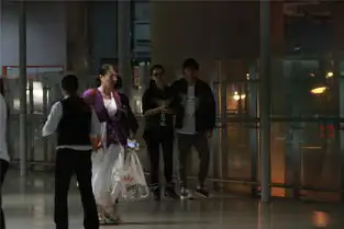  戚薇李承铉情侣装现身大白体恤显萌萌哒