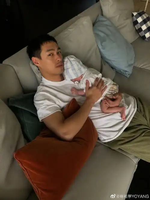 夫妻甜蜜放闪杨祐宁当众三度亲吻娇妻,化身热恋小情侣