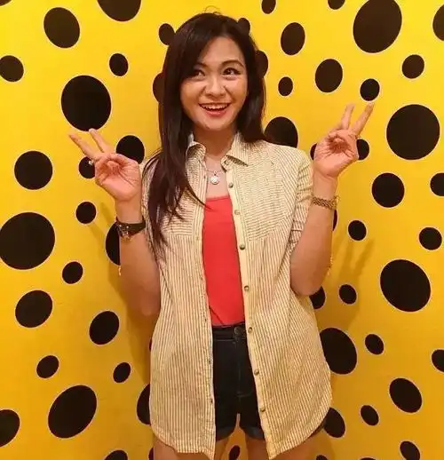  50岁妈妈肤白貌美大长腿,跟儿子合影像情侣,是吃了防腐剂吗