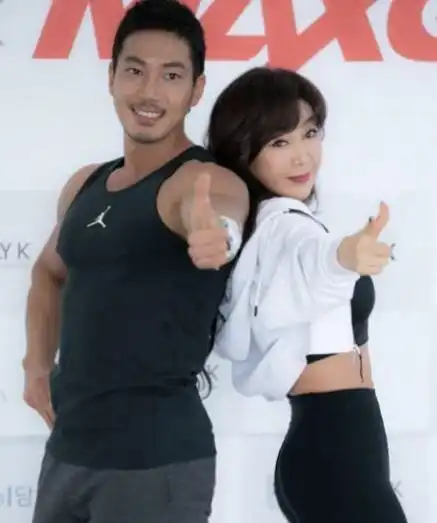  韩国64岁阿姨与儿子同框,被误认成情侣,坦言是运动改变了她