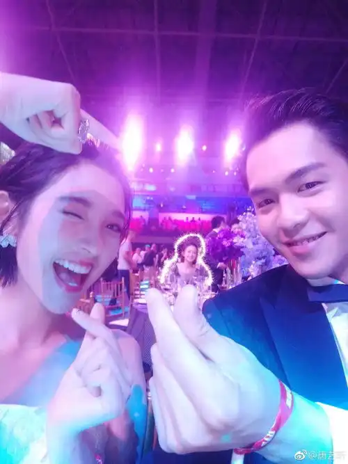  慈善夜八卦专场张韶涵暴露情商低杨幂看姚晨的眼神有故事井柏然两口子像逛菜市场张若昀唐艺昕给赵丽颖发狗粮