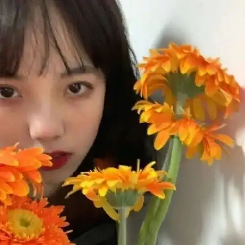  手拿捧花的头像女