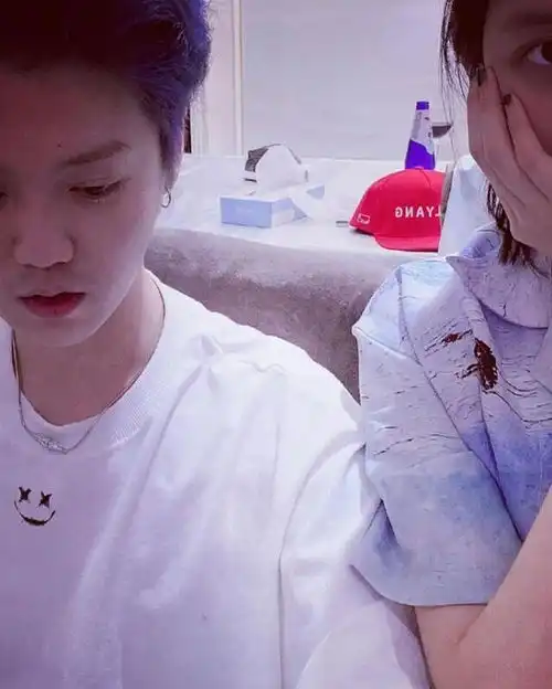  久违的狗粮偶遇关晓彤雨中拍戏,穿男友鹿晗外套暗戳戳秀恩爱