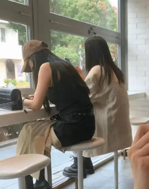 杨幂闺蜜太多遭网友吐槽,刘诗诗唐嫣不复存在,新闺蜜登上热搜