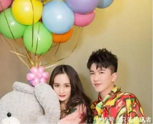  杨幂穿情侣装现身日本,男伴大家都认识,网友纷纷送上祝福