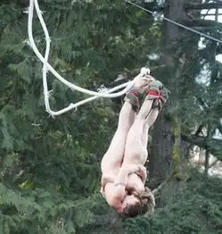  加拿大一亲密情侣裸体蹦极