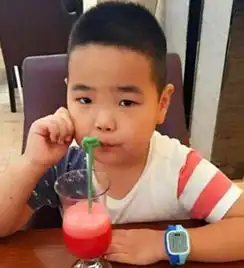  凭乡村爱情走红,小小年纪年赚钱养活一家,如今长大成这样