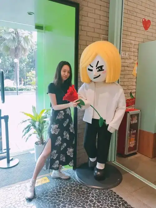  广州2美女亲自示范,网红店linefriend万能的拍照指南,收好