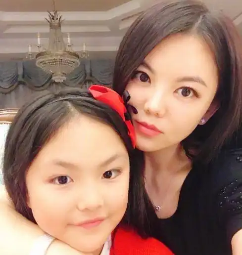  李湘携老公女儿庆祝情人节,一家人同框太有爱,着实让网友羡慕了