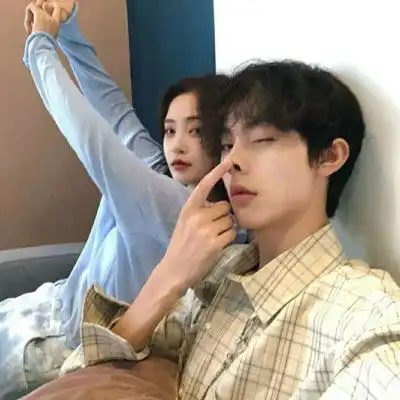  高冷情侣头像一男一女散落在指尖的阳光