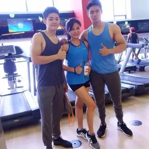  50岁阿姨身材火辣颜值完爆少女与儿子合照似情侣,这下老公尴尬了......