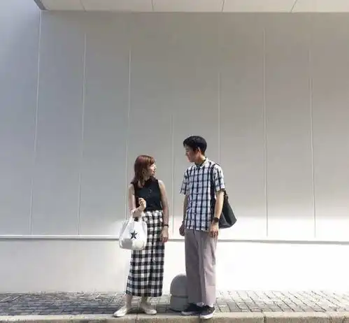  情人节日韩放闪情侣穿搭示范,黑白灰撞色搭配恩爱的默契