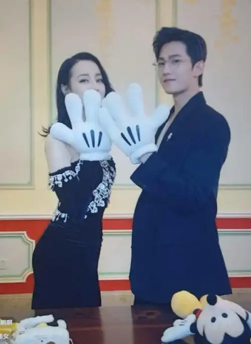  迪士尼在逃公主回家了迪丽热巴今日现身迪士尼出席剧宣活动