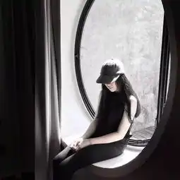  跪求这张男头的情侣头像