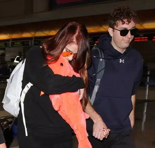  今年欧美娱乐圈流行复合和订婚,又有人加入这个阵营啦