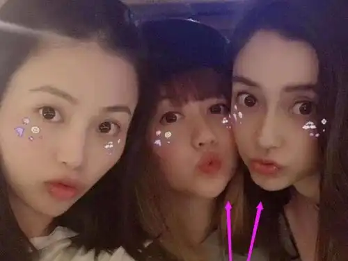  杨颖闺蜜照生图火了,三人脸型大同小异,谁注意闺蜜拍照方式成亮点