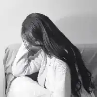  微信头像女生背影长发黑白微信头像图片大全