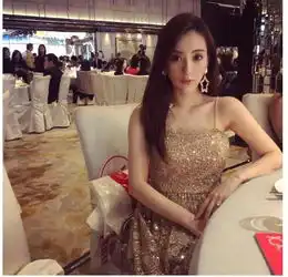 方媛挺孕肚与闺蜜聚会,四个姐妹同一张脸,网红脸真假难辨